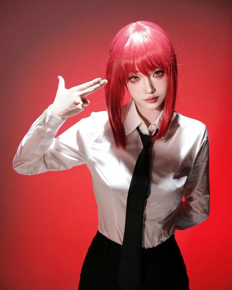 Makima chainsaw man làm động tác bắn súng vào đầu mình