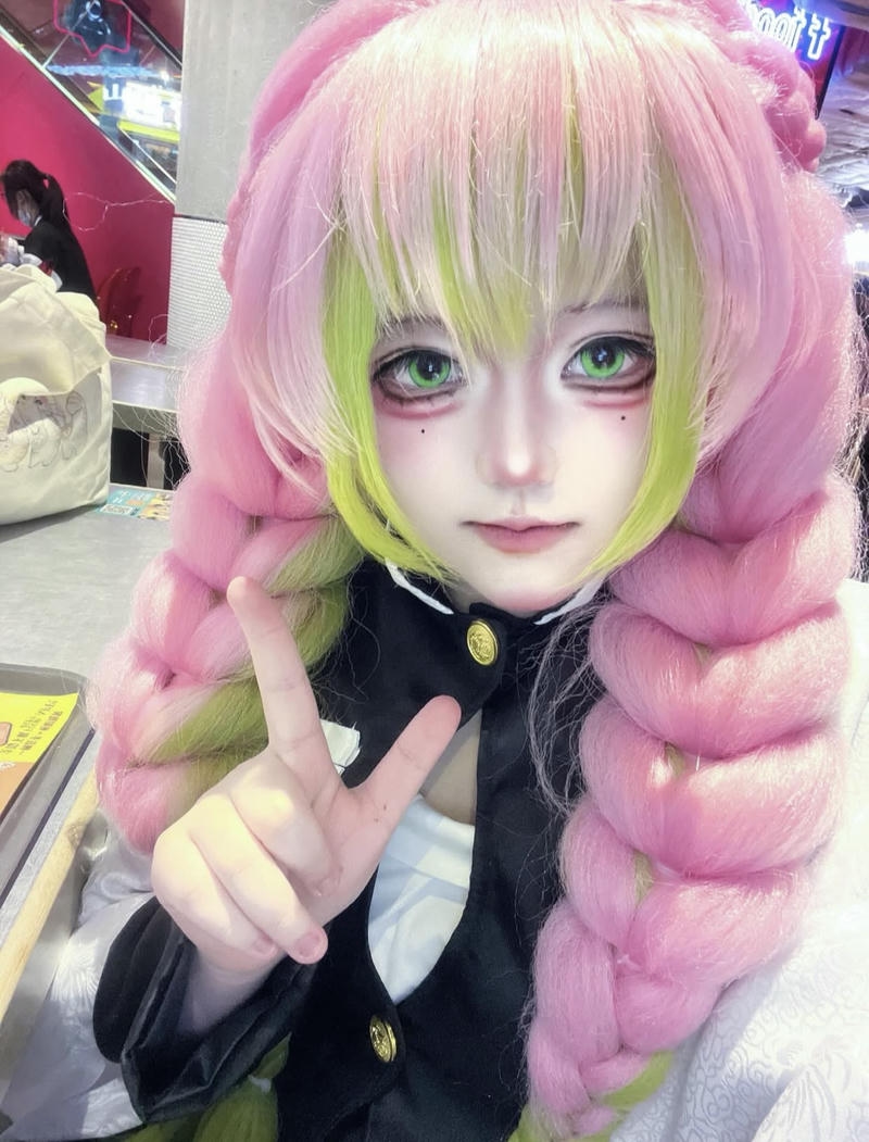 Mitsuri Kanroji cosplay xinh đẹp với outfit đặc trưng