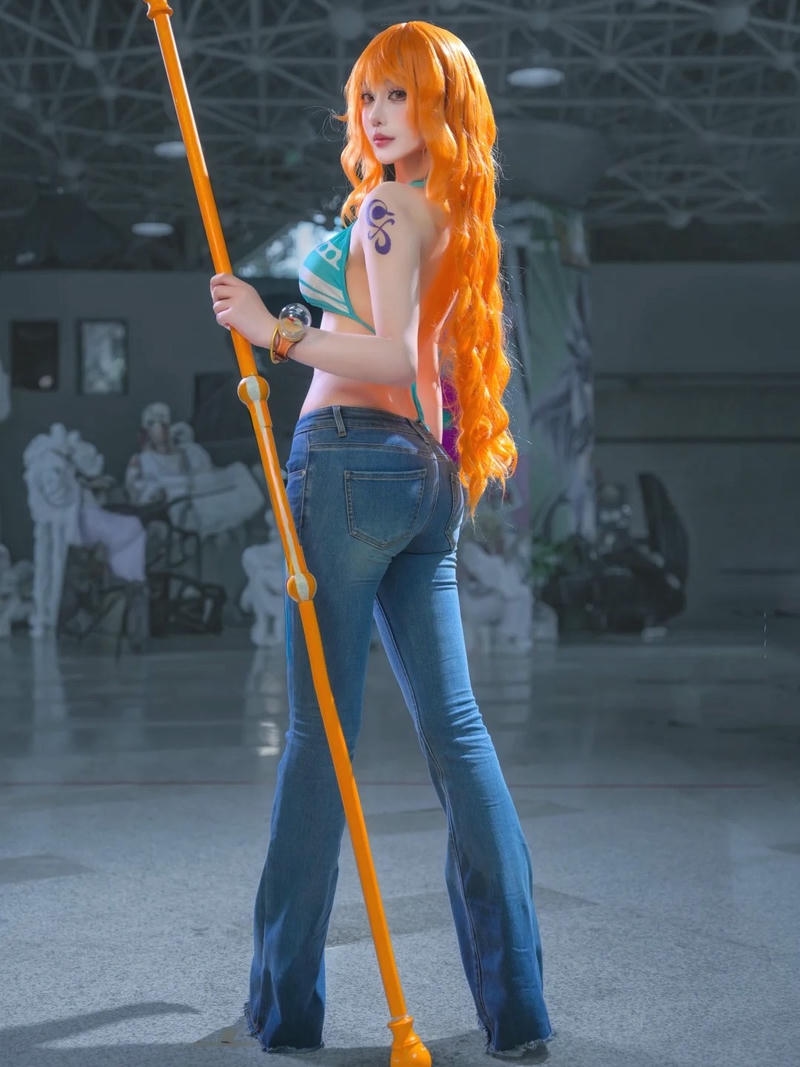 Nami bikini quần jean tạo dáng cầm gậy chuẩn nguyên tác