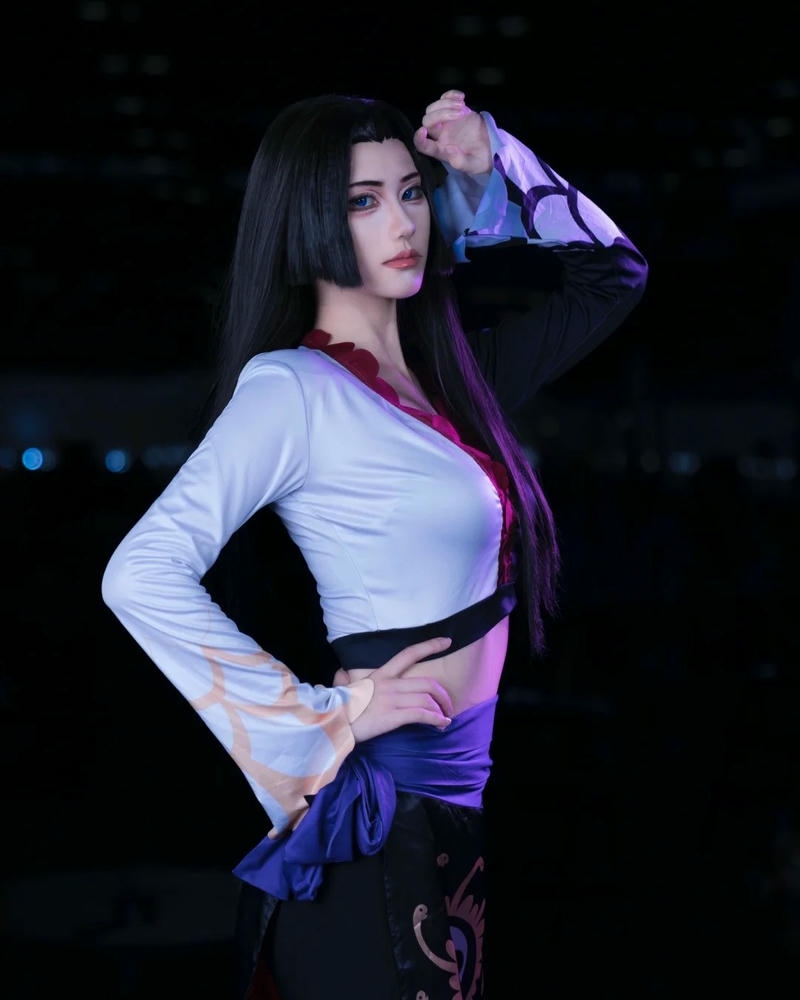 Nàng Boa Hancock cosplay thể hiện phong cách quyến rũ hoàn mỹ