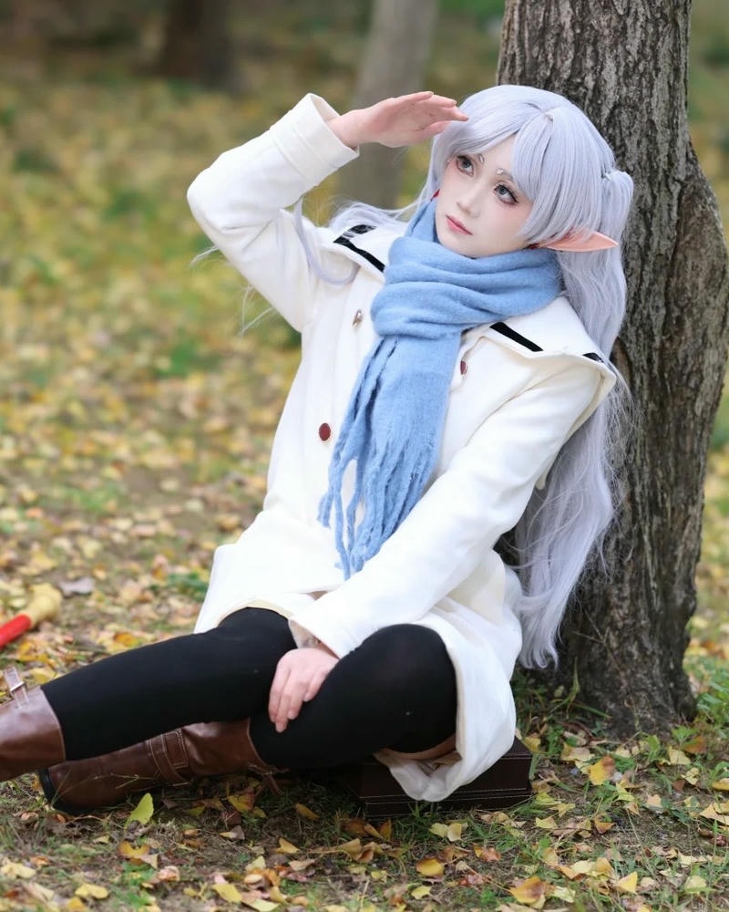 Nữ cosplayer hóa trang Frieren nằm trên giường hoa