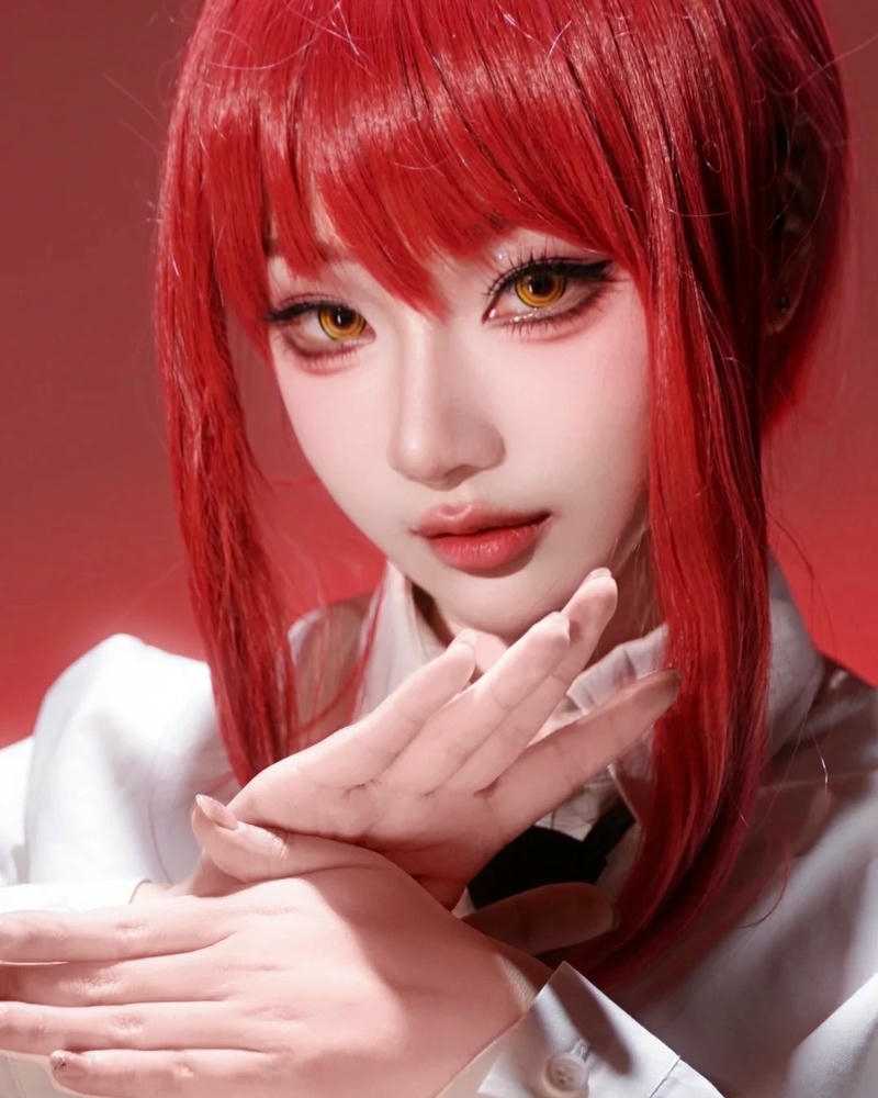 Quỷ chi phối makima chắp tay cầu nguyện ánh sáng đỏ