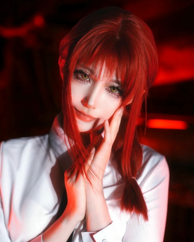 Quỷ chi phối makima đan tay suy tính đầy vẻ mưu mô