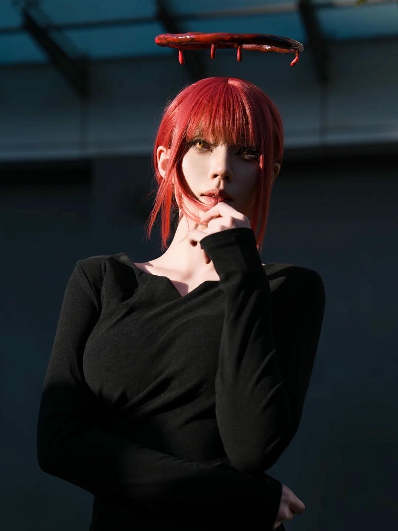 Quỷ chi phối makima mặc váy đen bó sát trông bí ẩn