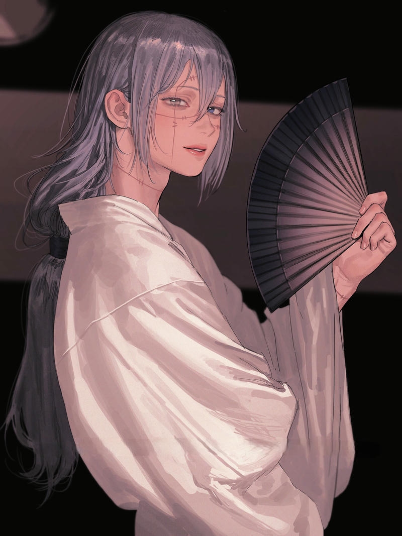 Quỷ nữ tóc bạc cầm quạt che mặt bí ẩn
