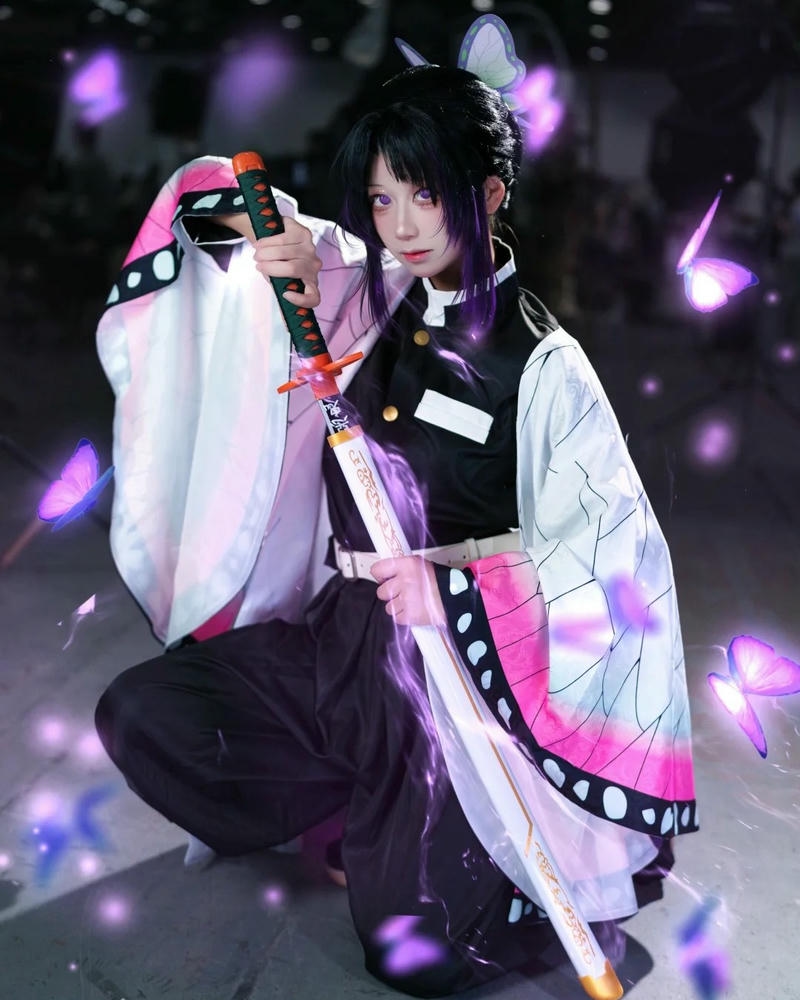 Shinobu kocho đẹp ánh sáng tím bao quanh người lung linh