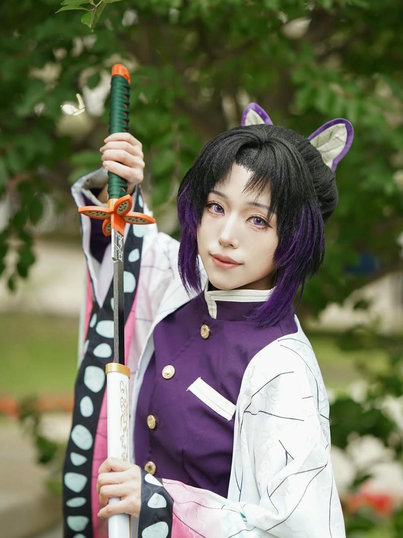 Shinobu kocho đẹp cầm kiếm giữa vườn cây xanh mát mắt