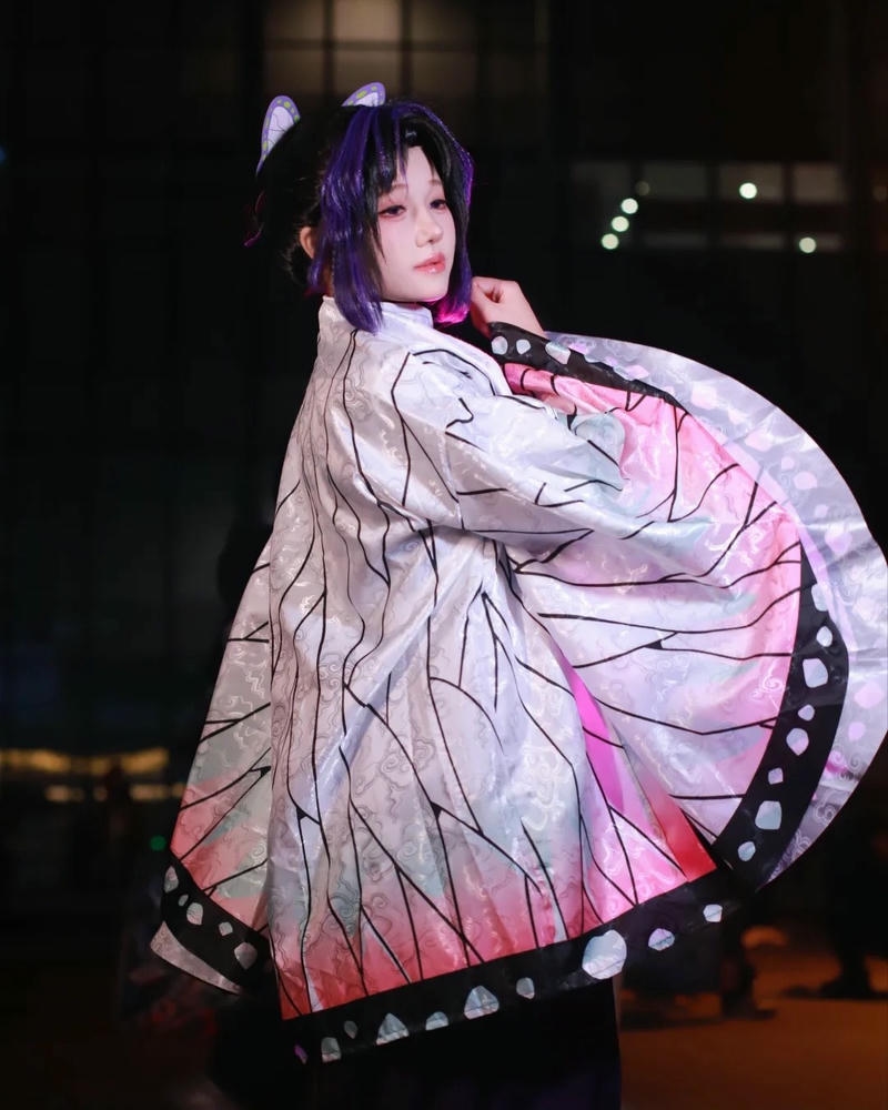 Shinobu kocho đẹp xoay người tung áo choàng cánh bướm bay