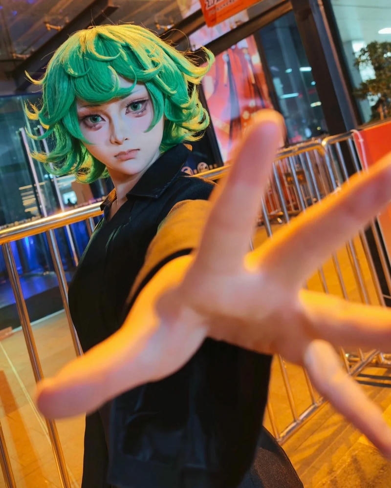 Tatsumaki cosplay bàn tay to tạo hiệu ứng phối cảnh
