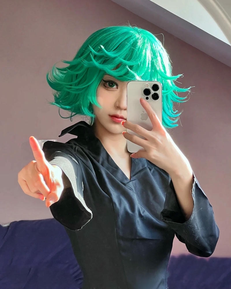 Tatsumaki cosplay chỉ tay về phía trước ra lệnh