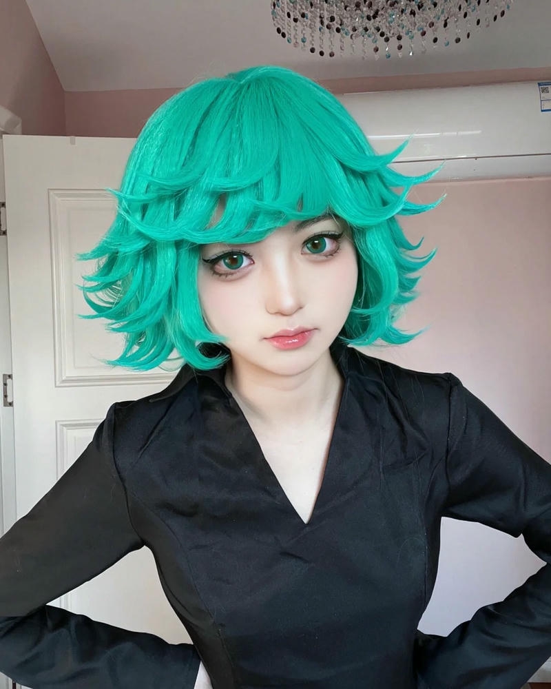 Tatsumaki cosplay chống tay vào hông vẻ mặt kiêu ngạo