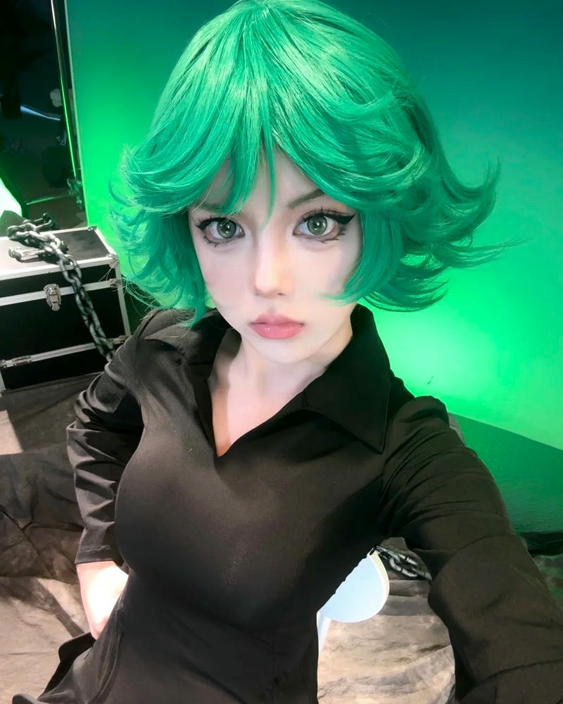 Tatsumaki cosplay chụp cận mặt xinh đẹp phông nền xanh