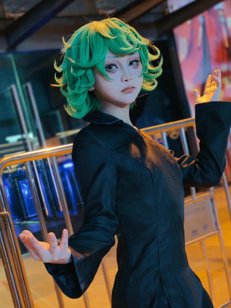 Tatsumaki cosplay đưa tay che mặt biểu cảm lạnh lùng