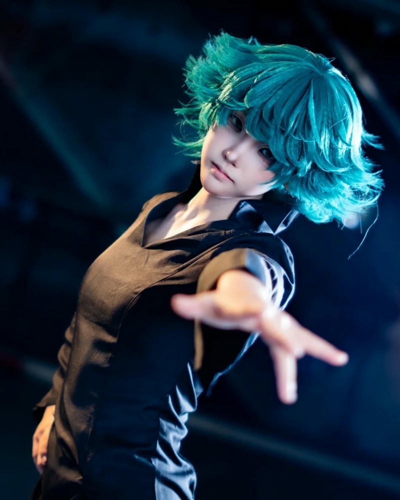 Tatsumaki cosplay đưa tay ra phía trước dùng năng lực
