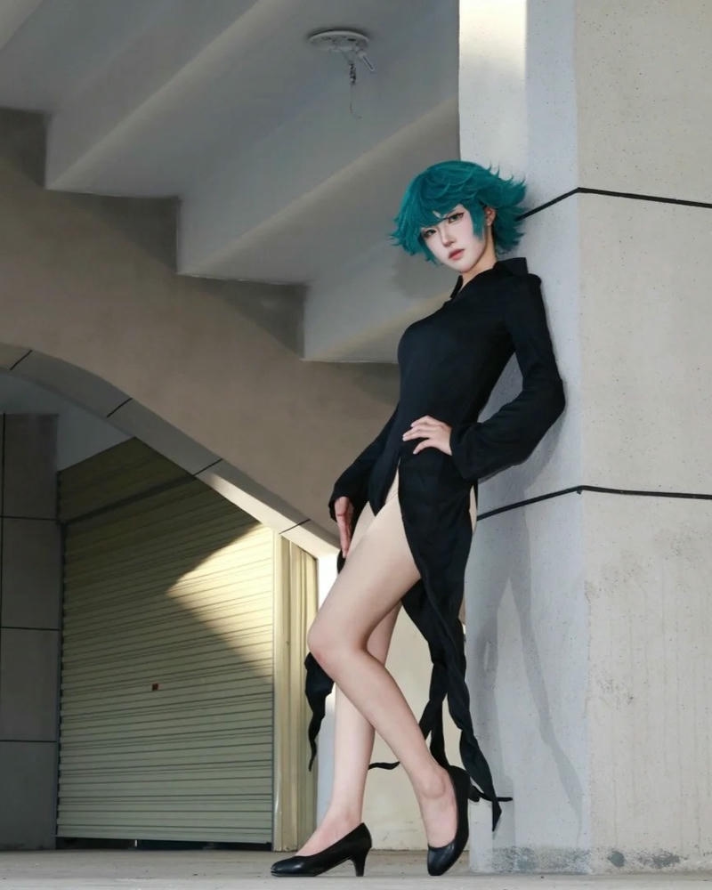 Tatsumaki cosplay đứng chân cầu thang góc chụp từ dưới