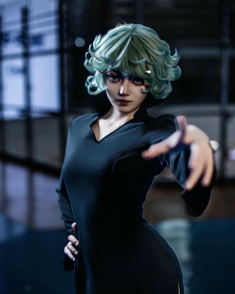 Tatsumaki cosplay đứng thẳng người khoe dáng vẻ tự tin