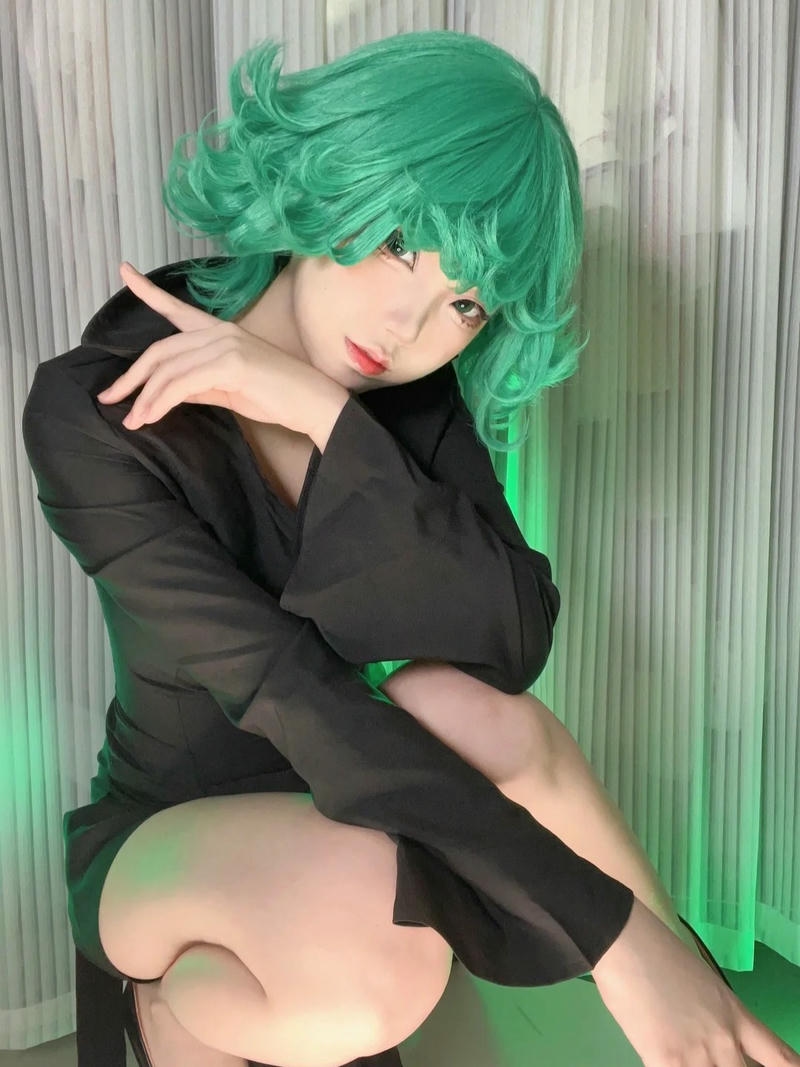 Tatsumaki cosplay ngồi bệt xuống sàn tạo dáng khiêu khích