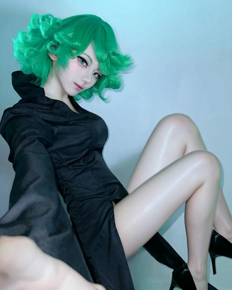 Tatsumaki cosplay ngồi tựa tường trắng khoe chân thon