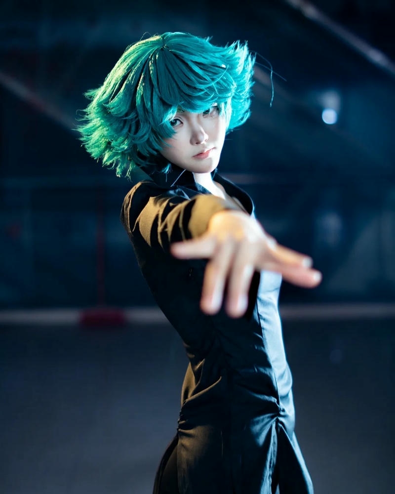 Tatsumaki cosplay nhìn nghiêng sắc sảo áo đen bó