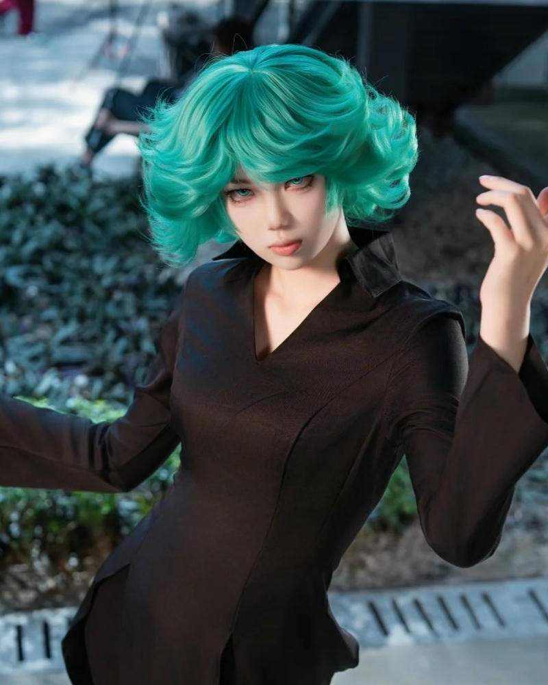 Tatsumaki cosplay tạo dáng tay điệu đà góc nghiêng