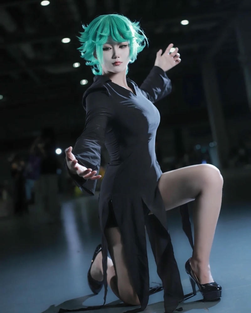 Tatsumaki cosplay toàn thân dáng đứng đầy quyền lực