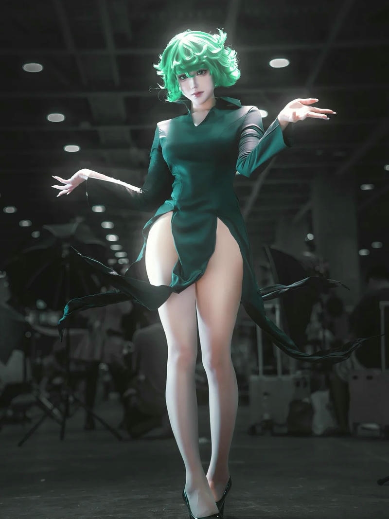 Tatsumaki one punch man đi bộ giữa sảnh triển lãm