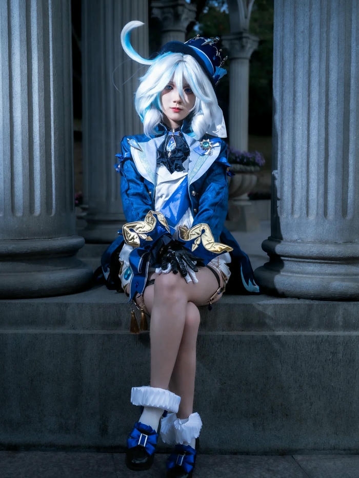 Thủy thần Furina cosplay ngồi bó gối trên ghế đá buồn