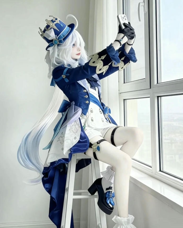 Thủy thần Furina cosplay ngồi ghế tựa lưng dáng quyến rũ
