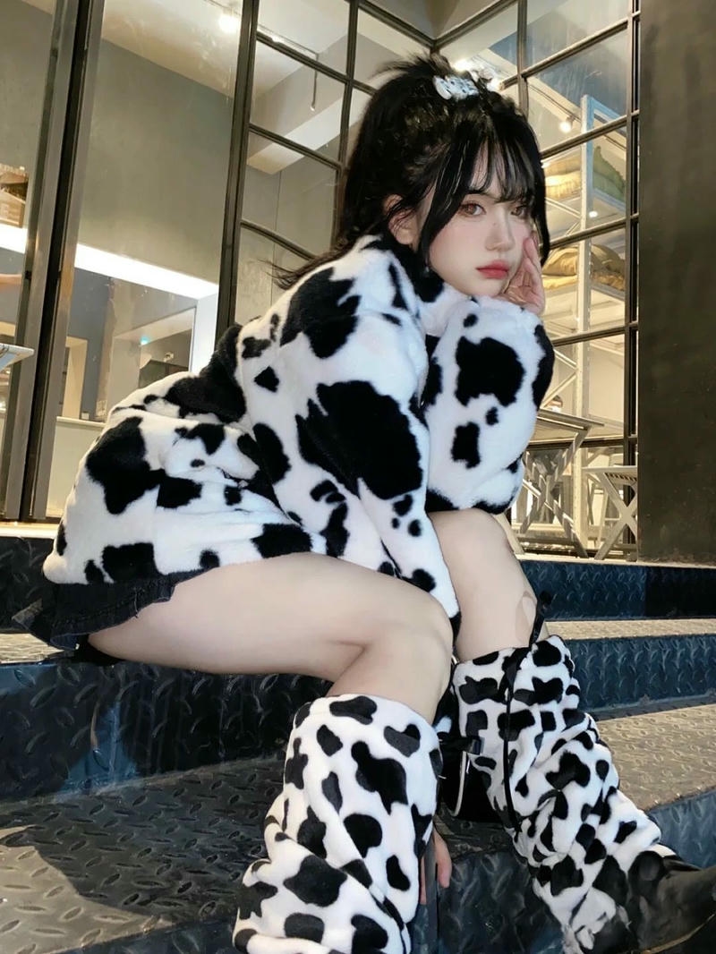 Trang phục bò sữa váy đen trắng ngồi cầu thang