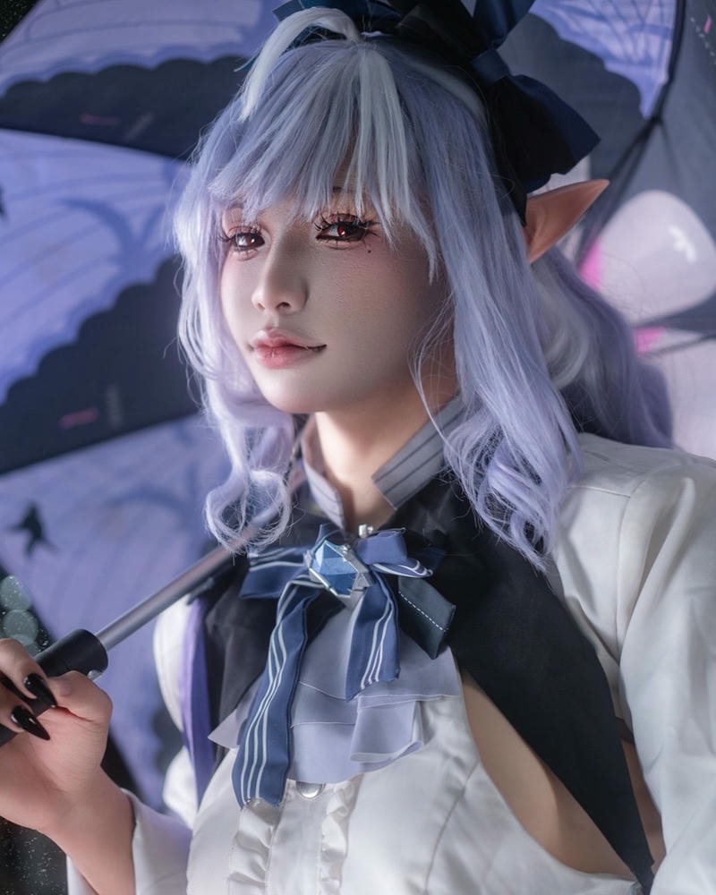 Trang phục cosplay màu xanh tóc trắng cầm ô che nắng