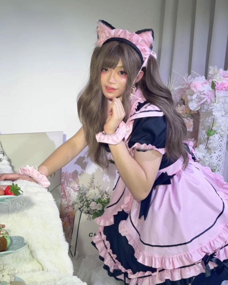 Trang phục hầu gái màu hồng ngồi trên giường công chúa