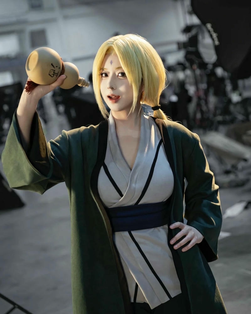 Tsunade senju cầm chén rượu uống rất sảng khoái