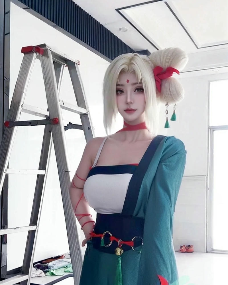 Tsunade senju đứng tựa lưng vào thang nhôm trắng