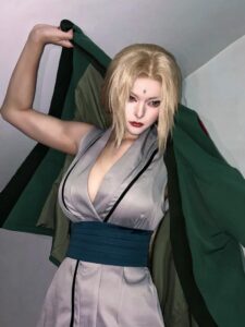Tsunade senju khoác áo màu xanh lục lên vai đẹp
