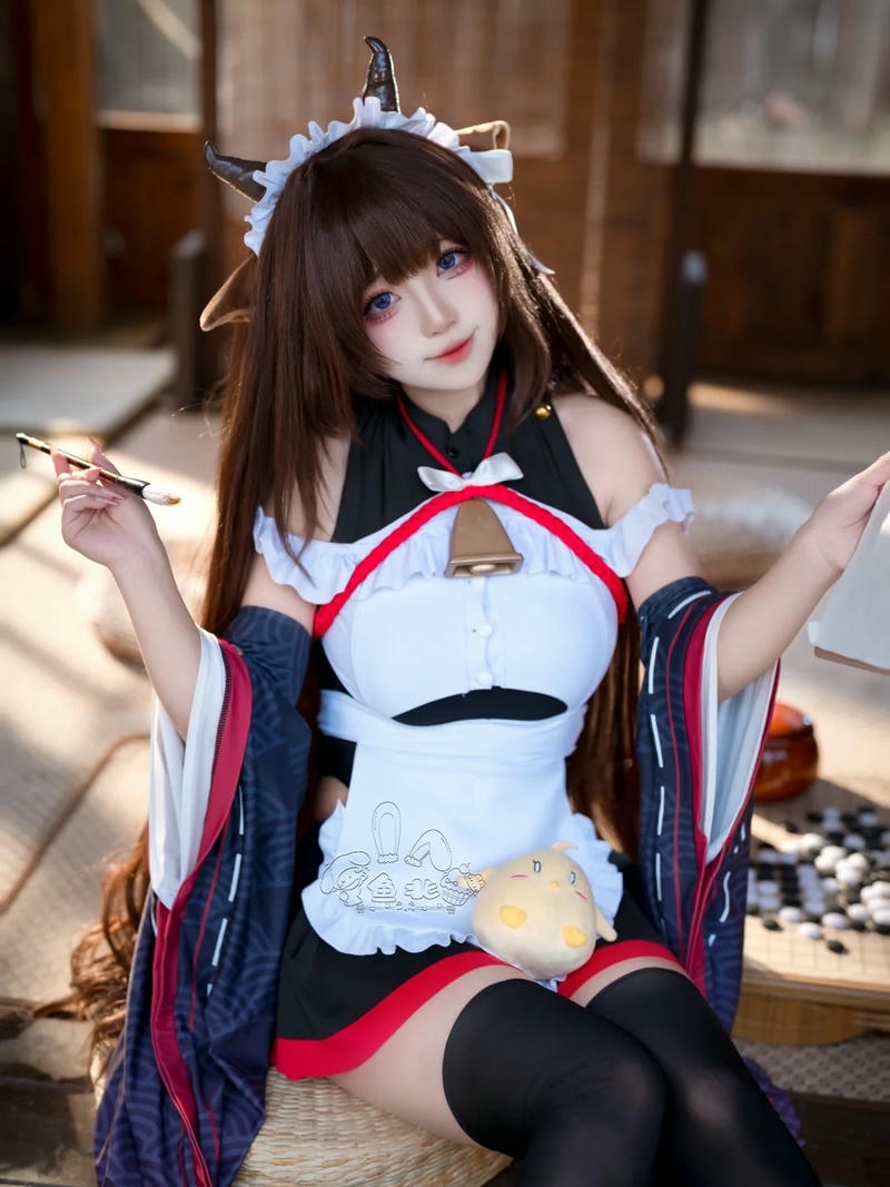 Váy bò sữa ngồi kiểu nhật bản cầm quạt giấy