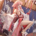 Yae miko cosplay ngồi trên cầu thang gỗ kiến trúc nhật