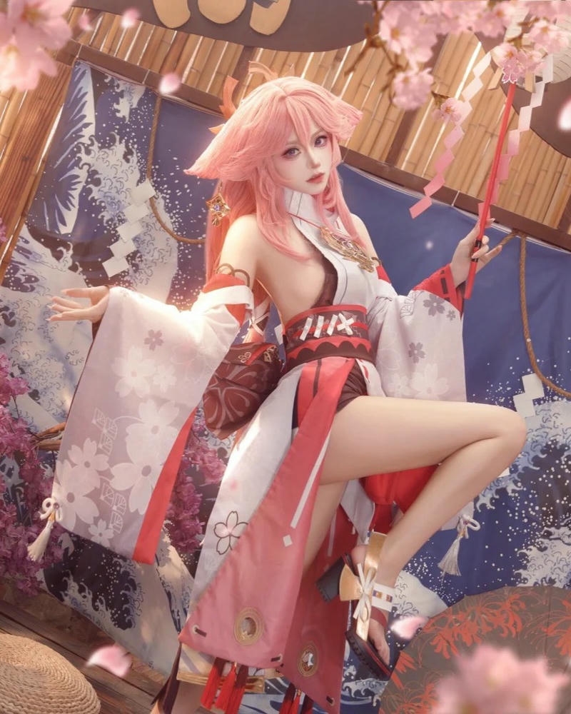 Yae miko cosplay ngồi trên cầu thang gỗ kiến trúc nhật