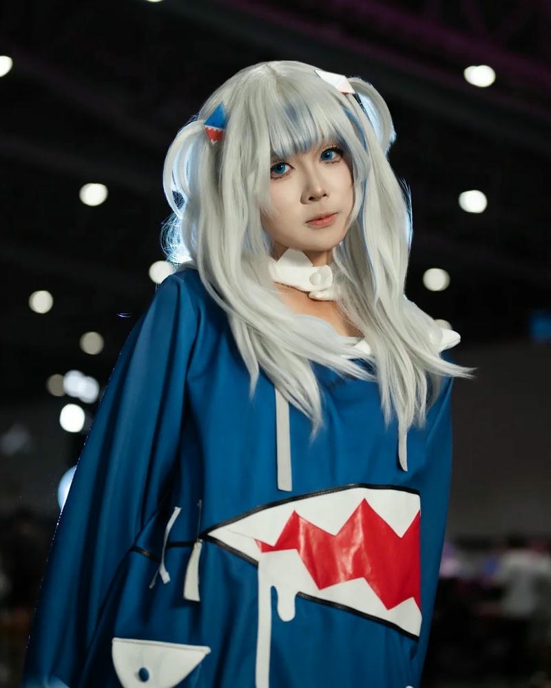 Yaoyaoqwq gawr gura cosplay áo xanh mũ trùm đầu tại sự kiện