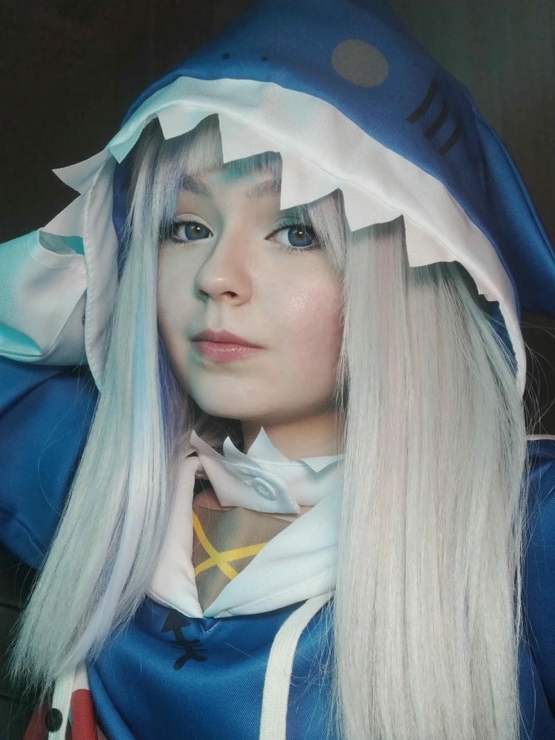 Yaoyaoqwq gawr gura cosplay đội mũ cá mập nhìn thẳng