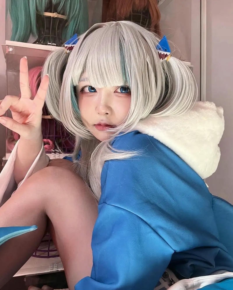Yaoyaoqwq gawr gura cosplay ngồi tạo dáng tay chữ v vui