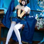 cosplay ma cương thi xanh ngồi trên bàn gỗ