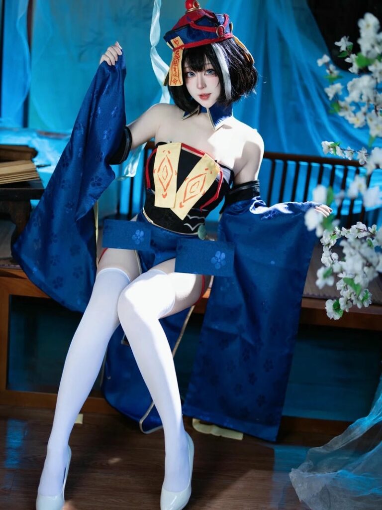 cosplay ma cương thi xanh ngồi trên bàn gỗ