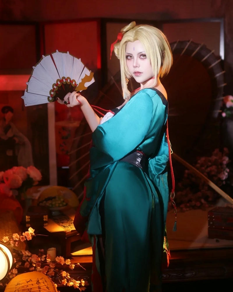 cosplay tsunade cầm quạt giấy tạo dáng sang trọng quý