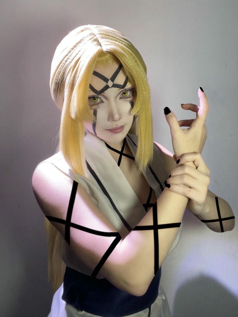 cosplay tsunade cúi mặt suy tư trong ánh sáng mờ