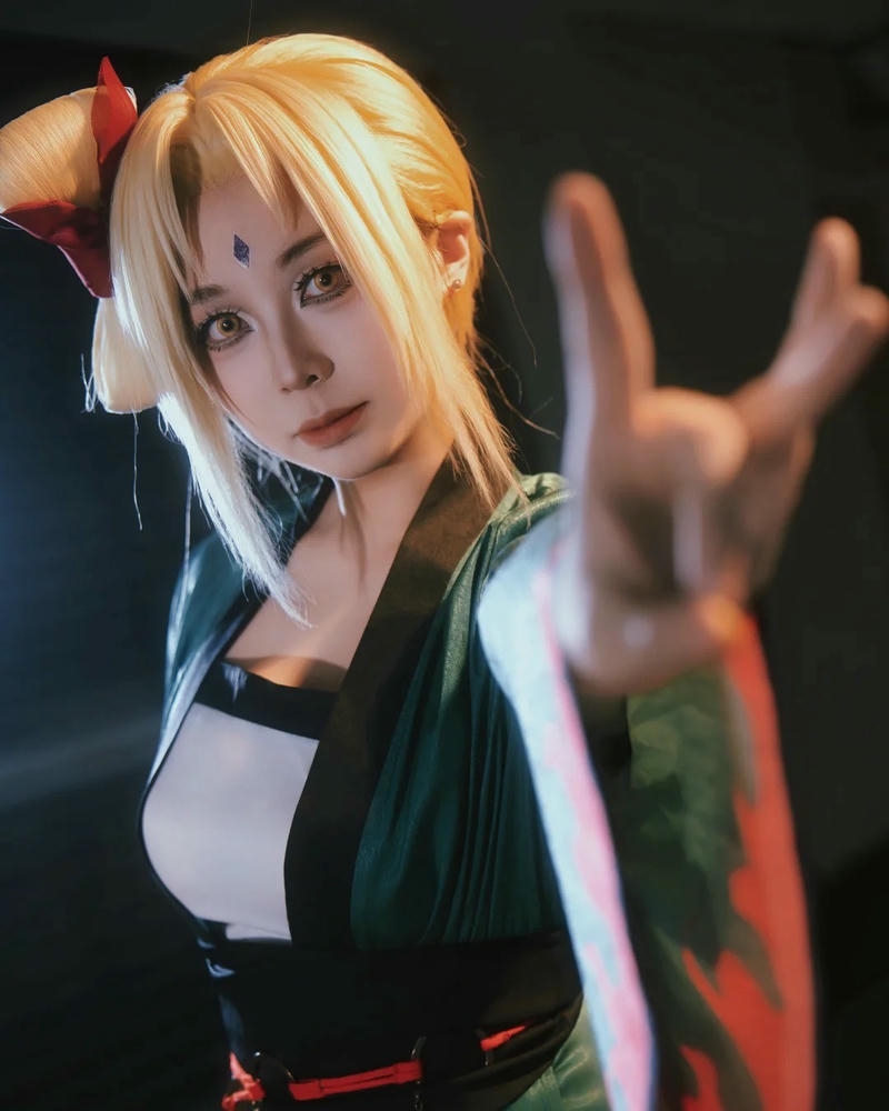cosplay tsunade kết ấn tay thi triển nhẫn thuật mạnh