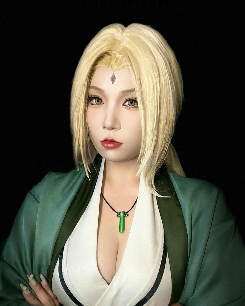 cosplay tsunade khoác áo haori xanh nhìn thẳng cuốn hút