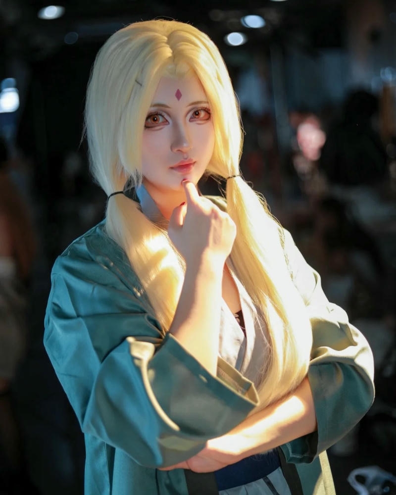 cosplay tsunade khoanh tay trước ngực tự tin quyền lực