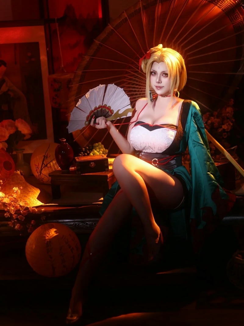 cosplay tsunade ngồi ghế trong không gian đỏ ma mị