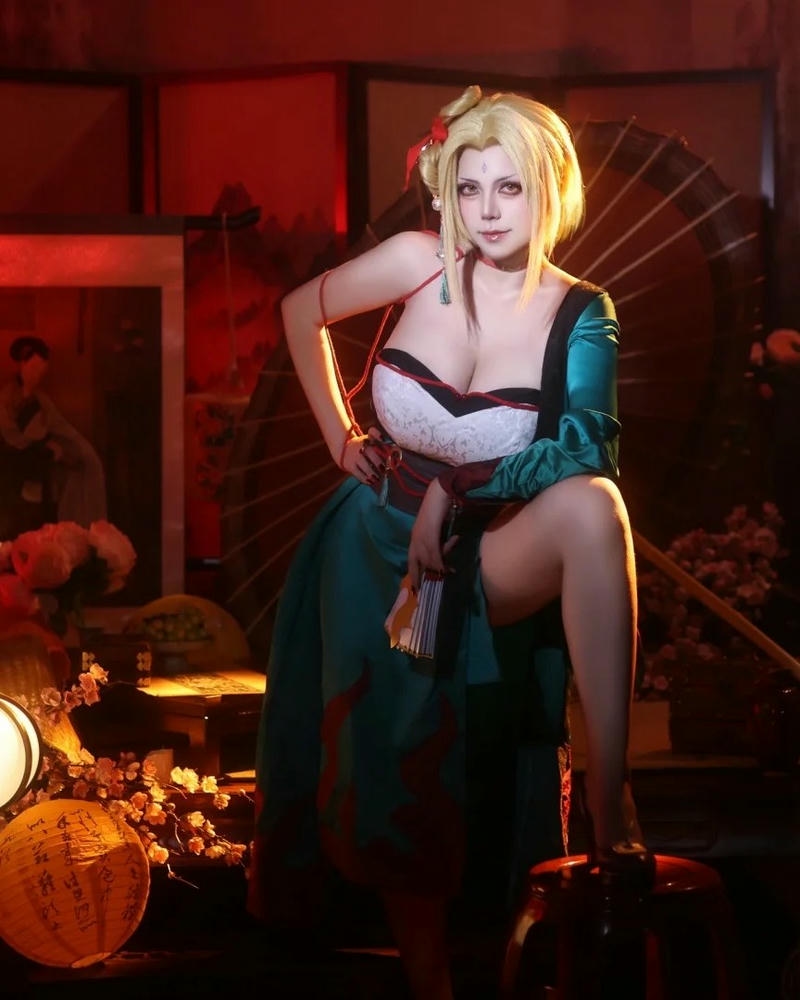 cosplay tsunade ngồi trên bậc thang đỏ quyến rũ xinh