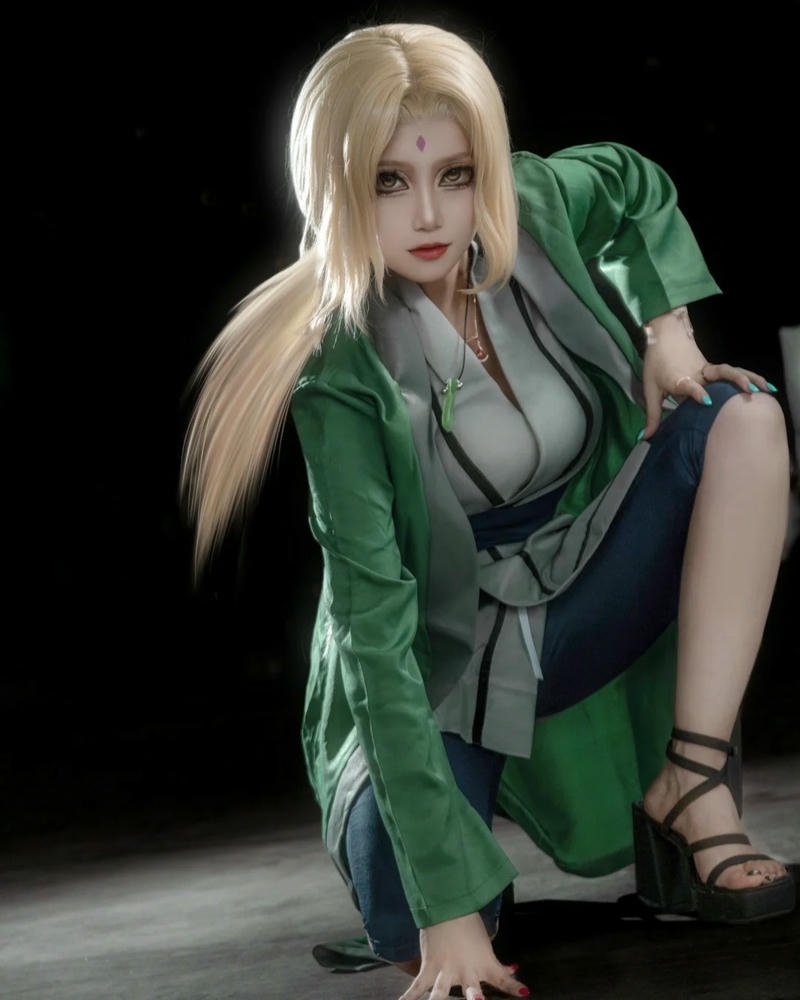 cosplay tsunade ngồi xổm thủ thế chuẩn bị chiến đấu